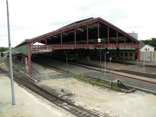  la halle métallique abritant les quais